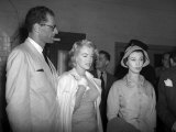Marilyn Monroe with Husband Arthur Miller at London Airport, July 1955 Lámina fotográfica Marilyn Monroe with Husband Arthur Miller at London Airport, July 1955 Lámina fotográfica