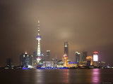 China, Shanghai, Pudong Skyline Across Huangpu River Fotografie-Druck von Gavin Hellier