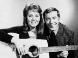 Val Doonican Poses with Lulu for a Publicity Shot Photographie