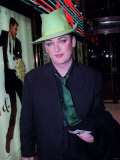 Boy George Attending the Premiere of in and out Staring Kevin Kline, January 1998 Lámina fotográfica Boy George Attending the Premiere of in and out Staring Kevin Kline, January 1998 Lámina fotográfica