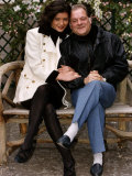 David Jason with Catherine Zeta Jones Sitting on a Bench Arm in Arm Photographie