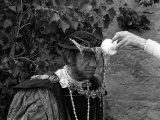 Sid James Plays Henry VIII in the 21st Carry on Henry Film, Being Doused with Water, 1970 Fotografie-Druck