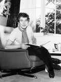 Ian Mckellen Sitting in Chair with a Book on His Lap, October 1969 Lámina fotográfica Ian Mckellen Sitting in Chair with a Book on His Lap, October 1969 Lámina fotográfica