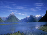 Milford Sound, Fjordland, South Island, New Zealand Fotografiskt tryck av Jon Arnold