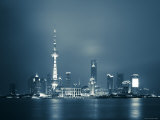 China, Shanghai, Pudong Skyline Across Huangpu River Photographie par Gavin Hellier