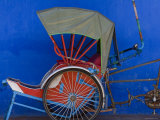 Old Rickshaws and House Front, Georgetown, Penang, Malaysia Photographie par Peter Adams
