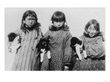 Eskimo Girls with Husky Puppies Photograph - Alaska Pósters Eskimo Girls with Husky Puppies Photograph - Alaska Pósters