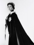 Queen Elizabeth II in Robes and Wearing the Order of the Garter, England Valokuvavedos tekijänä Cecil Beaton