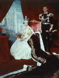 Queen Elizabeth II in Coronation Robes with the Duke of Edinburgh, England Photographie par Cecil Beaton
