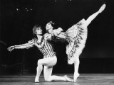 Margot Fonteyn and Rudolf Nureyev in Birthday Offering by the Royal Ballet at Royal Opera House Photographie par Anthony Crickmay