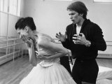 Rudolf Khametovich Nureyev and Margot Fonteyn Rehearsing Marguerite and Armand, England Lámina fotográfica por Anthony Crickmay Rudolf Khametovich Nureyev and Margot Fonteyn Rehearsing Marguerite and Armand, England Lámina fotográfica por Anthony Crickmay