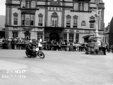 Vincent HRD, J.M. West in Isle of Man TT, Parliament Square Ramsey Fotografie-Druck