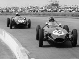 Graham Hill Leads in his Lotus 16 from Jack Brabham in Cooper T45, 1958 British Grand Prix Fotografie-Druck