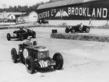 MG, Alfa Romeo, and Bugatti in British Empire Trophy Race at Brooklands, 1935 Fotografie-Druck