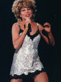 Tina Turner at the SECC Glasgow Wearing a Silver Mini Dress with Microphone in Hand Singing Lámina fotográfica Tina Turner at the SECC Glasgow Wearing a Silver Mini Dress with Microphone in Hand Singing Lámina fotográfica