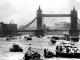 25th Jubilee Year Britannia and Flotilla Under Tower Bridge, Thames River, June 1977 Photographie