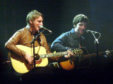 Paul Weller and Noel Gallagher on Stage at T in the Park July 2001 Fotografisk tryk Paul Weller and Noel Gallagher on Stage at T in the Park July 2001 Fotografisk tryk
