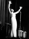 Shirley Bassey Pictured During a Performance at the Capitol Theatre, Cardiff - March 1963 Fotografie-Druck