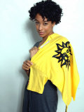 Singer Corinne Bailey Rae with One of the Daily Mirror's Hope Not Hate T-Shirts Fotografisk tryk Singer Corinne Bailey Rae with One of the Daily Mirror's Hope Not Hate T-Shirts Fotografisk tryk