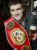 World Champion Boxer Ricky Hatton, Battered but Victorious After Combining Two Belts. November 2005 Lámina fotográfica World Champion Boxer Ricky Hatton, Battered but Victorious After Combining Two Belts. November 2005 Lámina fotográfica