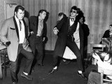 Teddy Boys Bopping Away at the Fforchneol Arms Lámina fotográfica Teddy Boys Bopping Away at the Fforchneol Arms Lámina fotográfica