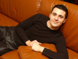 Darius Danesh January 2002 Pop Idols Contestant Lying Back on a Brown Leather Sofa Photographie