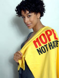 Singer Corinne Bailey Rae with One of the Daily Mirror's Hope Not Hate T-Shirts Photographie