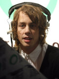 Razorlight Frontman Johnny Borrell Promoting Friends of the Earth and Cutting Them a Record Lámina fotográfica Razorlight Frontman Johnny Borrell Promoting Friends of the Earth and Cutting Them a Record Lámina fotográfica