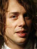 Razorlight Frontman Johnny Borrell Promoting Friends of the Earth and Cutting Them a Record Lámina fotográfica Razorlight Frontman Johnny Borrell Promoting Friends of the Earth and Cutting Them a Record Lámina fotográfica