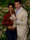 Pierce Brosnan Hugs Halle Berry, Press Conference in Cadiz, During Filming of Die Another Day Fotografisk tryk