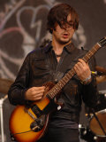 Carl Barat of the Dirty Pretty Things on the Pyramid Stage at the Glastonbury Festival Lámina fotográfica