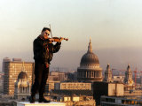 Nigel Kennedy the Violinist Playing His Violin Overlooking London Lámina fotográfica Nigel Kennedy the Violinist Playing His Violin Overlooking London Lámina fotográfica