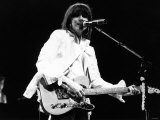 Singer Chrissie Hynde with the Pretenders Pop Group Playing Guitar in Concert at Wembley Arena Lámina fotográfica Singer Chrissie Hynde with the Pretenders Pop Group Playing Guitar in Concert at Wembley Arena Lámina fotográfica