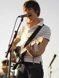 Alex Turner Lead Singer with the Artic Monkeys Playing at the Festival Lámina fotográfica Alex Turner Lead Singer with the Artic Monkeys Playing at the Festival Lámina fotográfica