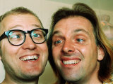 Comedians Rik Mayall and Adrian Edmondson Looking Stupid Lámina fotográfica Comedians Rik Mayall and Adrian Edmondson Looking Stupid Lámina fotográfica