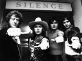 Slade Pop Group 1981. Standing in Front of a 'Silence' Sign with Their Thumbs Out Fotografisk tryk