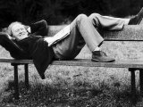 Scottish Actor Gordon Jackson Relaxing on Park Bench 1975. on Hampstead Heath, London Lámina fotográfica Scottish Actor Gordon Jackson Relaxing on Park Bench 1975. on Hampstead Heath, London Lámina fotográfica