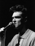 The Smiths Pop Singer Morrissey Singing on Stage 1984 Fotografiskt tryck The Smiths Pop Singer Morrissey Singing on Stage 1984 Fotografiskt tryck