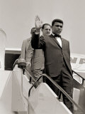 Cassius Clay May 1966. Arrived in London For a Title Fight. Muhammad Ali Lámina fotográfica Cassius Clay May 1966. Arrived in London For a Title Fight. Muhammad Ali Lámina fotográfica