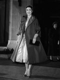 Ballerina Margot Fonteyn in the Dior Gown She Wore For Her Wedding 1955 Lámina fotográfica Ballerina Margot Fonteyn in the Dior Gown She Wore For Her Wedding 1955 Lámina fotográfica