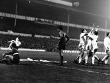 Tottenham Hotspur Celebrate After Cliff Jones Scores Against Olympique Lyonnaise Fotografie-Druck