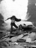 Actor Martin Shaw as Ray Doyle in Professionals Television Program Running Away from an Exploding Fotografisk tryk