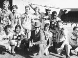 Elton John Superstar and Watford Fc Pose After Their Match Against Liverpool Lámina fotográfica Elton John Superstar and Watford Fc Pose After Their Match Against Liverpool Lámina fotográfica