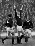 1965 Denis Law Celebrates Goal For Scotland Against England Fotoprint 1965 Denis Law Celebrates Goal For Scotland Against England Fotoprint