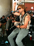 Pop Star Jon Bon Jovi Busking in Covent Garden to the Crowds Playing Guitar and Singing Into Mike Fotografisk tryk Pop Star Jon Bon Jovi Busking in Covent Garden to the Crowds Playing Guitar and Singing Into Mike Fotografisk tryk
