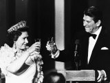 Hrh Queen Elizabeth 2 Having a Toast to Both Their Countries with American President Ronald Regan Photographie