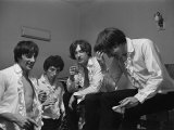 The Kinks Pop Group Relaxing in Their Dressing Room Before a Concert. September1964 Fotografie-Druck