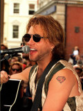 Jon Bon Jovi Pop Star Busking in Covent Garden Crowds Playing the Guitar and Singing Into a Mike Photographie