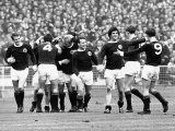 Scotland Football Team Celebrate Scoring Goal in Victory over England at Wembley Fotografisk tryk Scotland Football Team Celebrate Scoring Goal in Victory over England at Wembley Fotografisk tryk