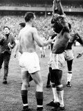Pele Brazilian Football Player Swops Jerseys with Steve Chalmers of Scotland Fotografie-Druck